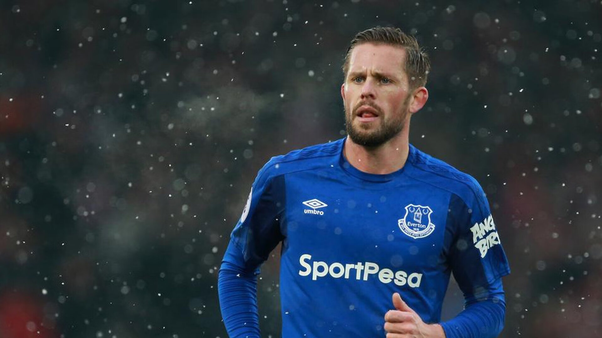 爱游戏官方网站-霍勒迪火力全开雄鹿晋级季后赛，霍勒迪顶薪续约雄鹿